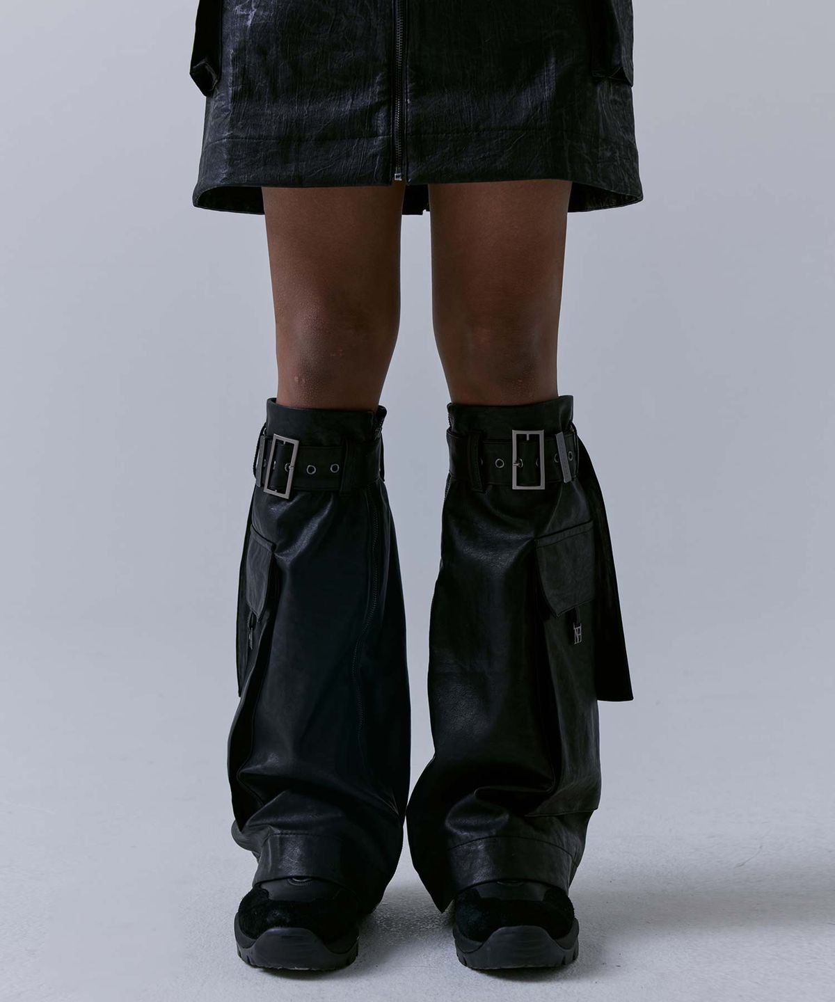 트리밍버드(TREEMINGBIRD) 2-way Leather Cargo Skirt Warmer [ Black ]