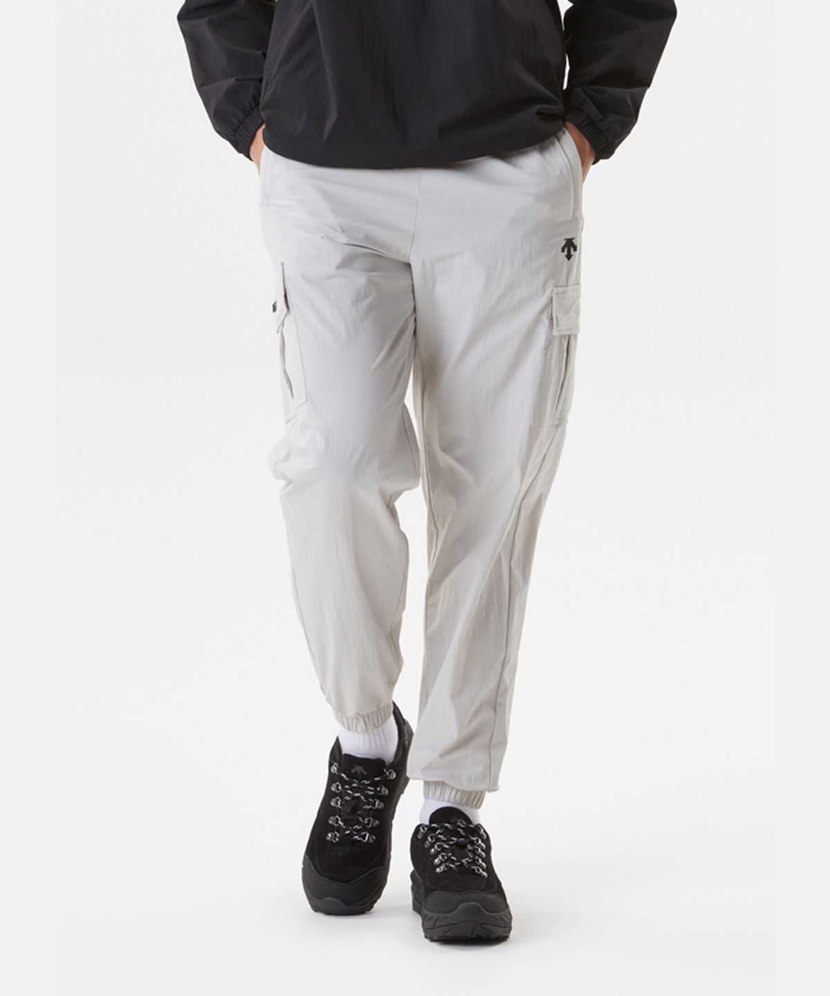 데상트(DESCENTE) 카고 우븐 웜업 팬츠 라이트 그레이(SP323UPT82)