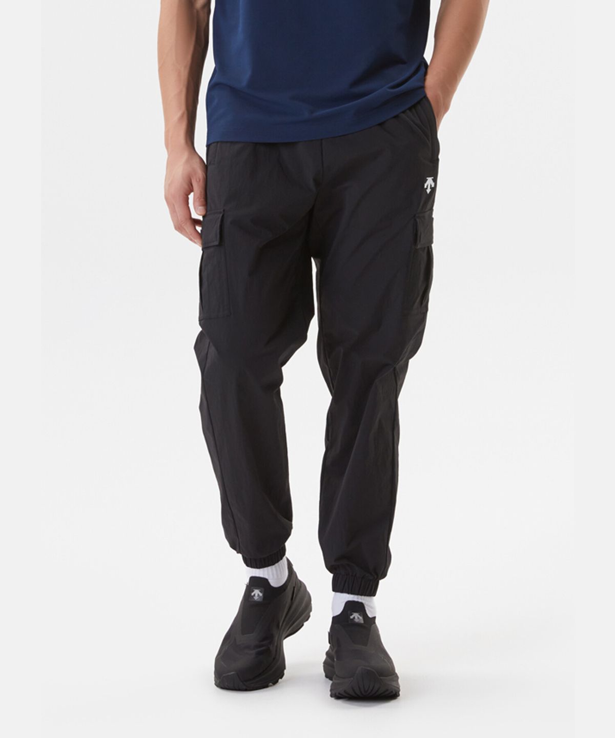 데상트(DESCENTE) 카고 우븐 웜업 팬츠 블랙(SP323UPT82)