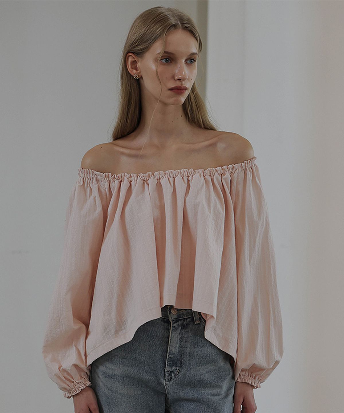 드헤베(DEHEVE) Della Shirring Off Shoulder Blouse [Pink]