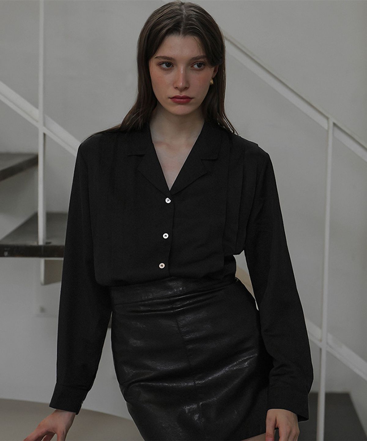 드헤베(DEHEVE) Open Collar Pleats Blouse [Black]