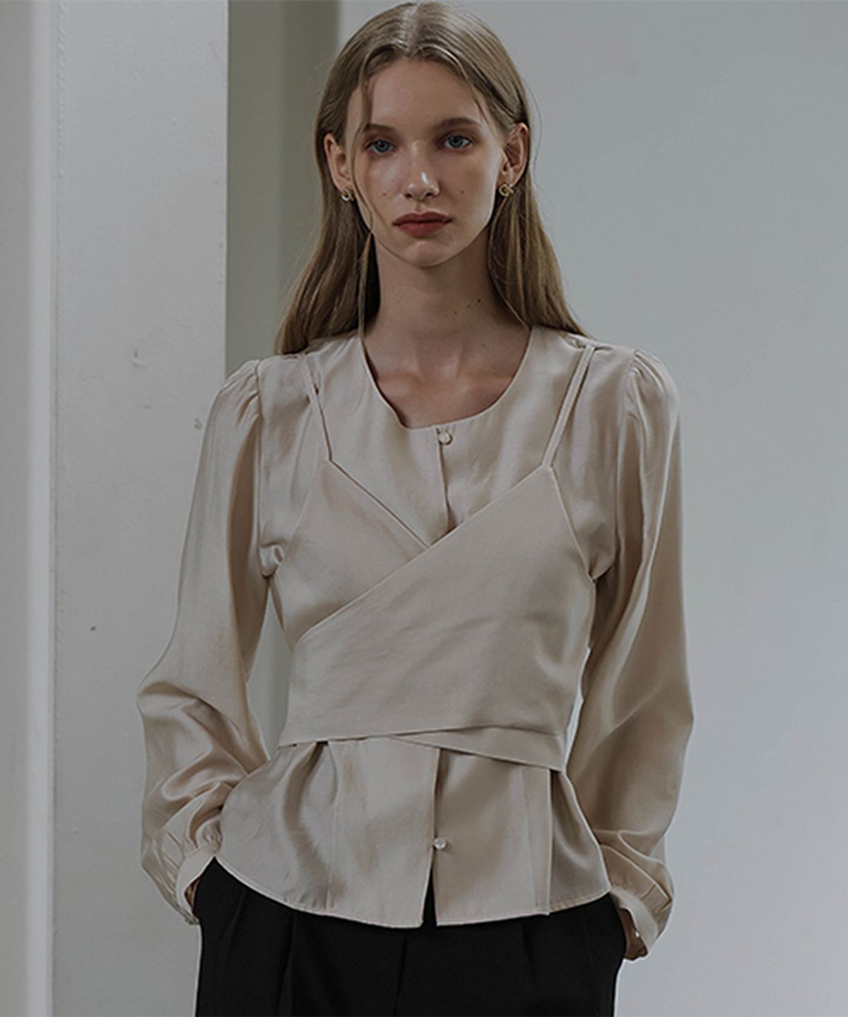 드헤베(DEHEVE) Day Layered Wrap Blouse [Beige]