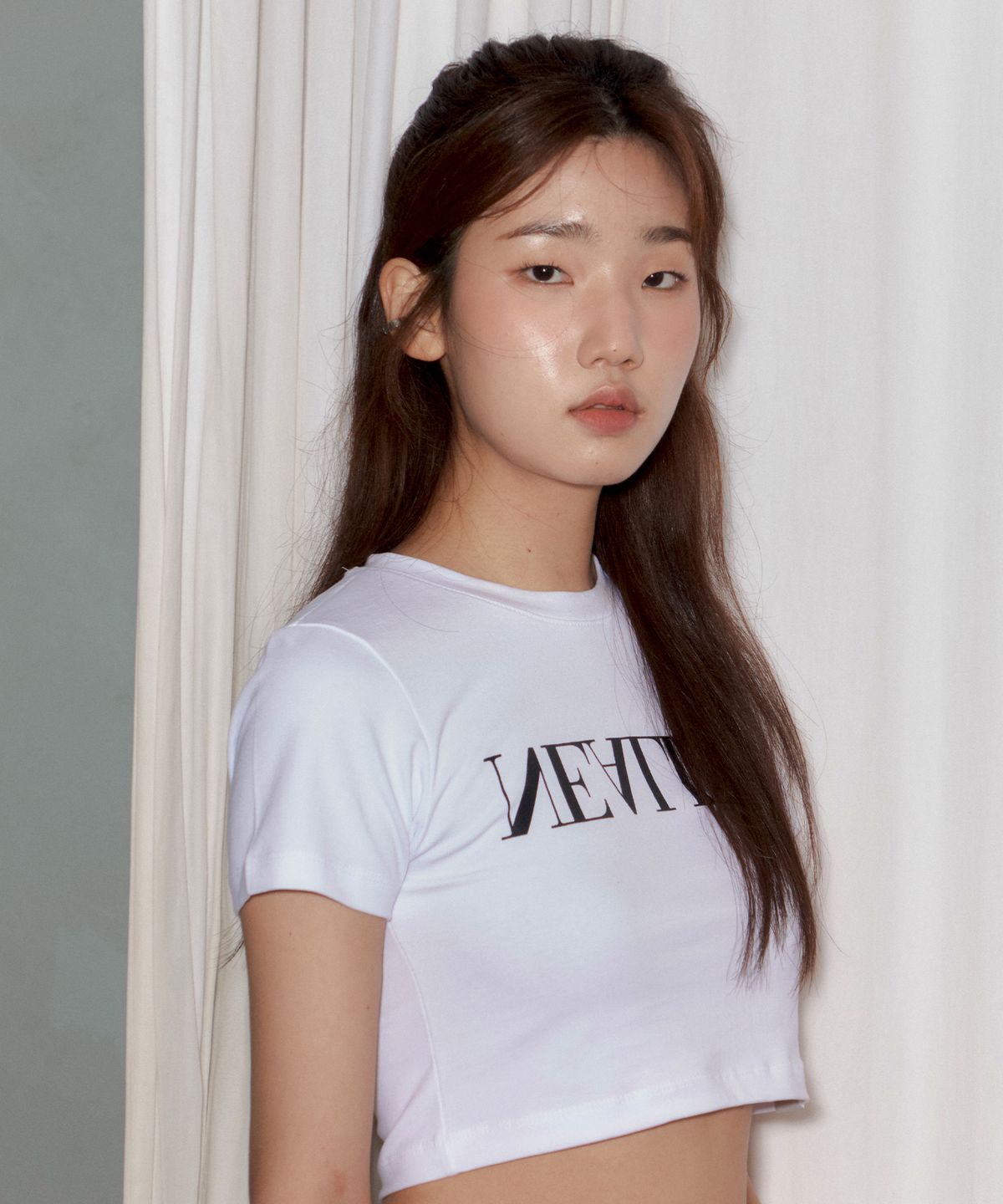 닐라이즈(NEALIZE) Logo Cropped Short Sleeve T-shirt White