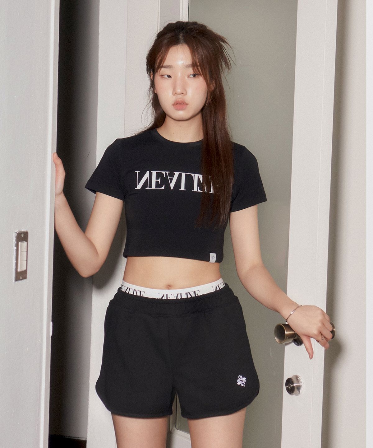 닐라이즈(NEALIZE) Logo Cropped Short Sleeve T-shirt Black