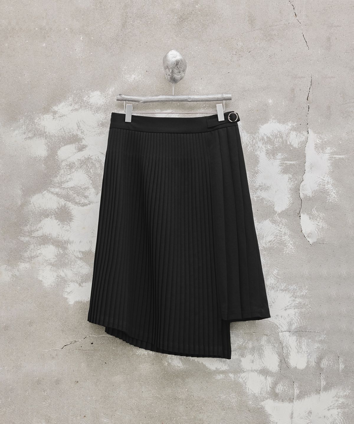 유스(YOUTH) Asymmetric Pleated Midi Skirt - Black
