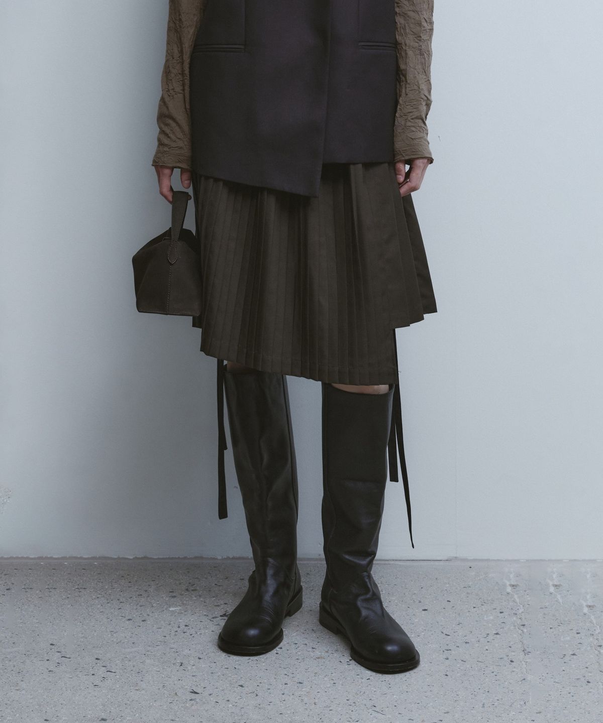 유스(YOUTH) Asymmetric Pleated Midi Skirt - Brown
