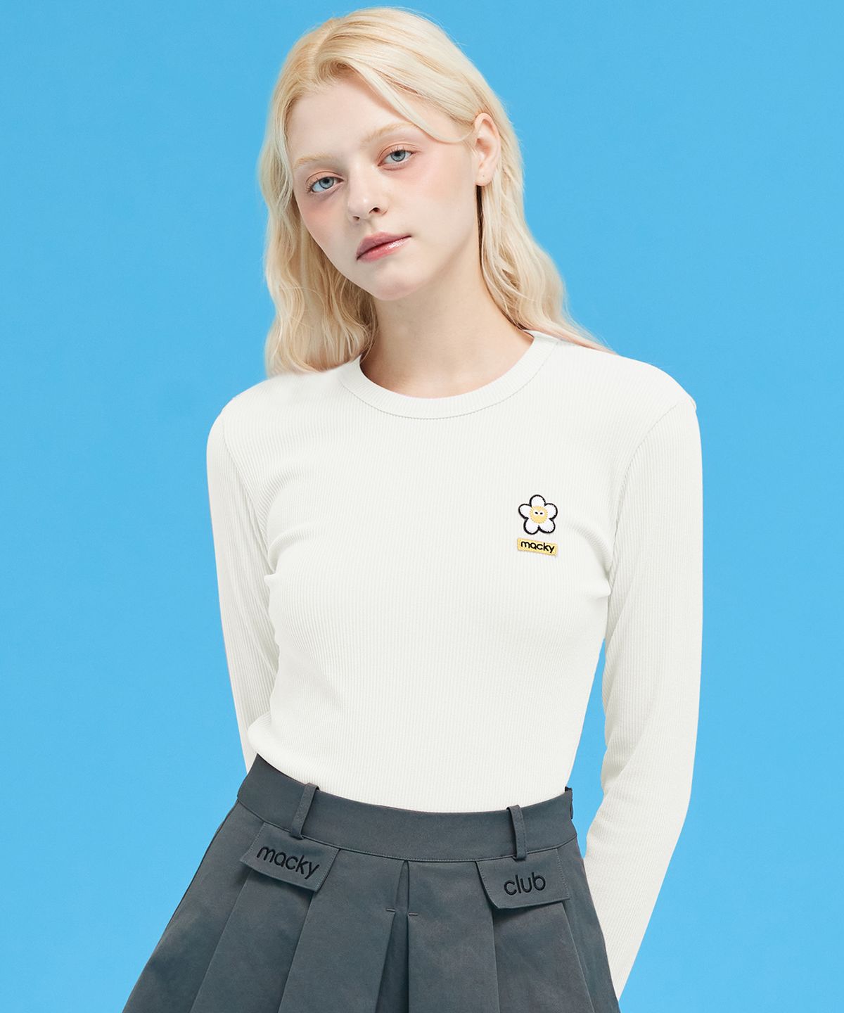 맥키(MACKY) 데이지 패치 슬림 티셔츠 화이트
