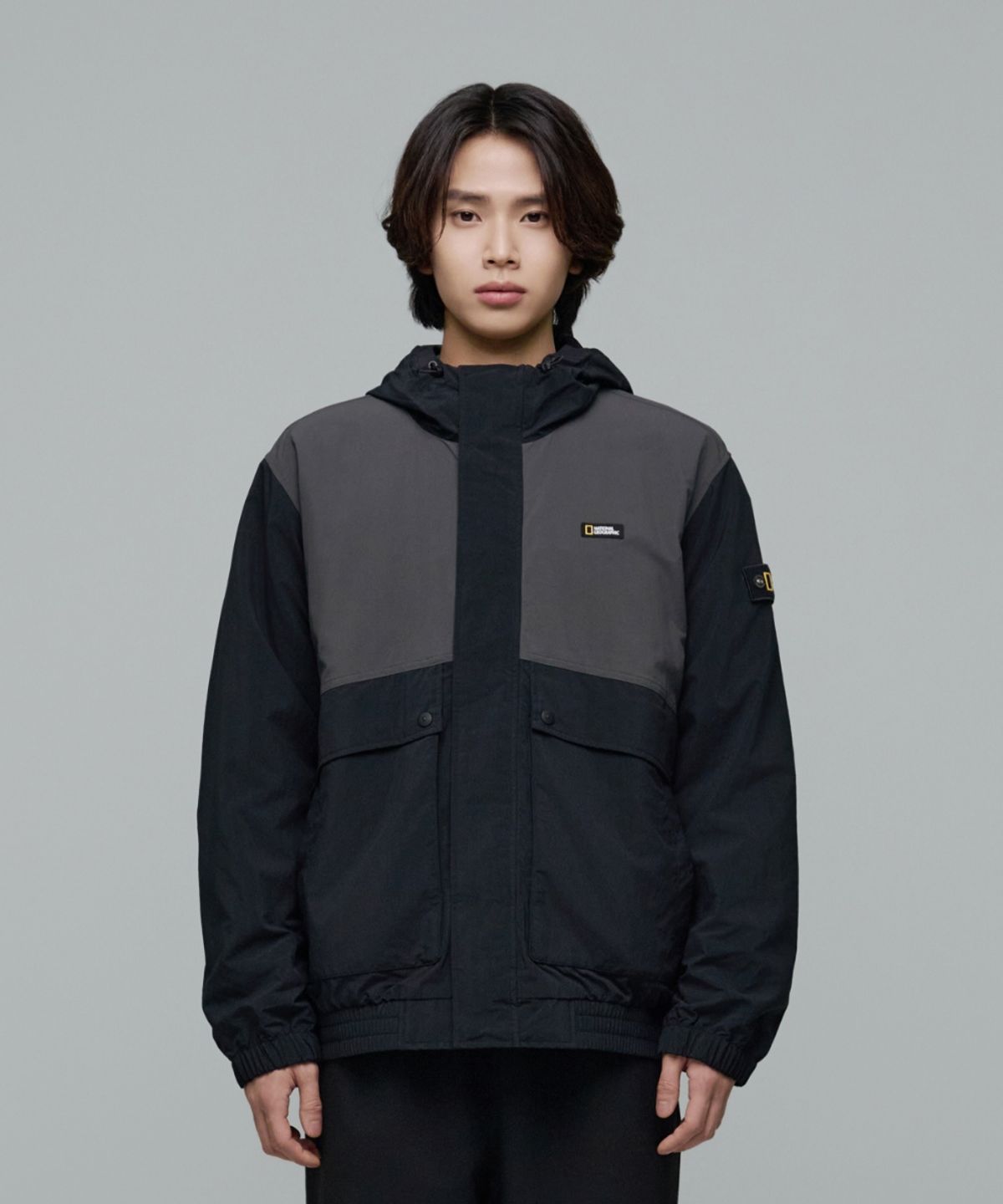 내셔널지오그래픽(NATIONALGEOGRAPHIC) N243UFT060 카프라 바람막이 후드 점퍼 CARBON BLACK