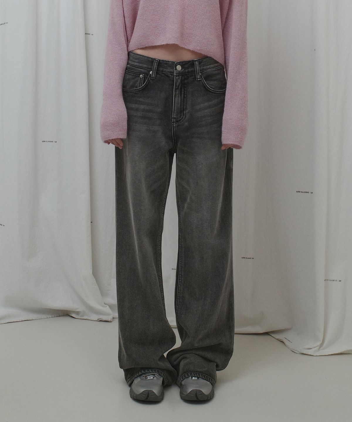 로우클래식(LOW CLASSIC) RELAXED FIT JEANS_GREY_LC253PT23GR