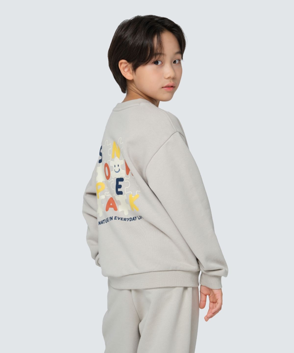 스노우피크 어패럴 키즈(SNOWPEAK APPAREL KIDS) 키즈 그래픽 맨투맨 (S24FKFHT80) Light Beige