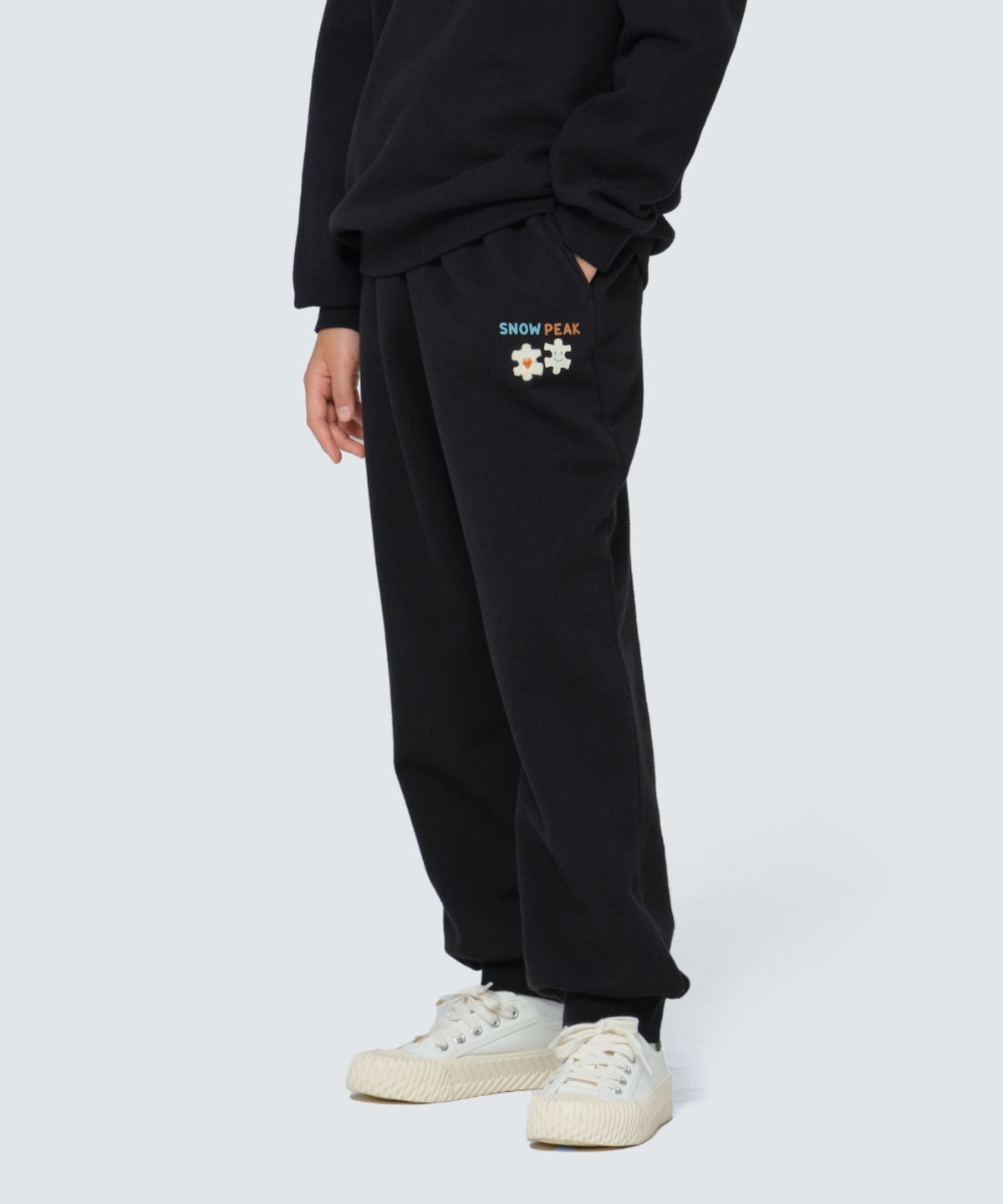 스노우피크 어패럴 키즈(SNOWPEAK APPAREL KIDS) 키즈 그래픽 조거 팬츠 (S24FKFFP80) Black