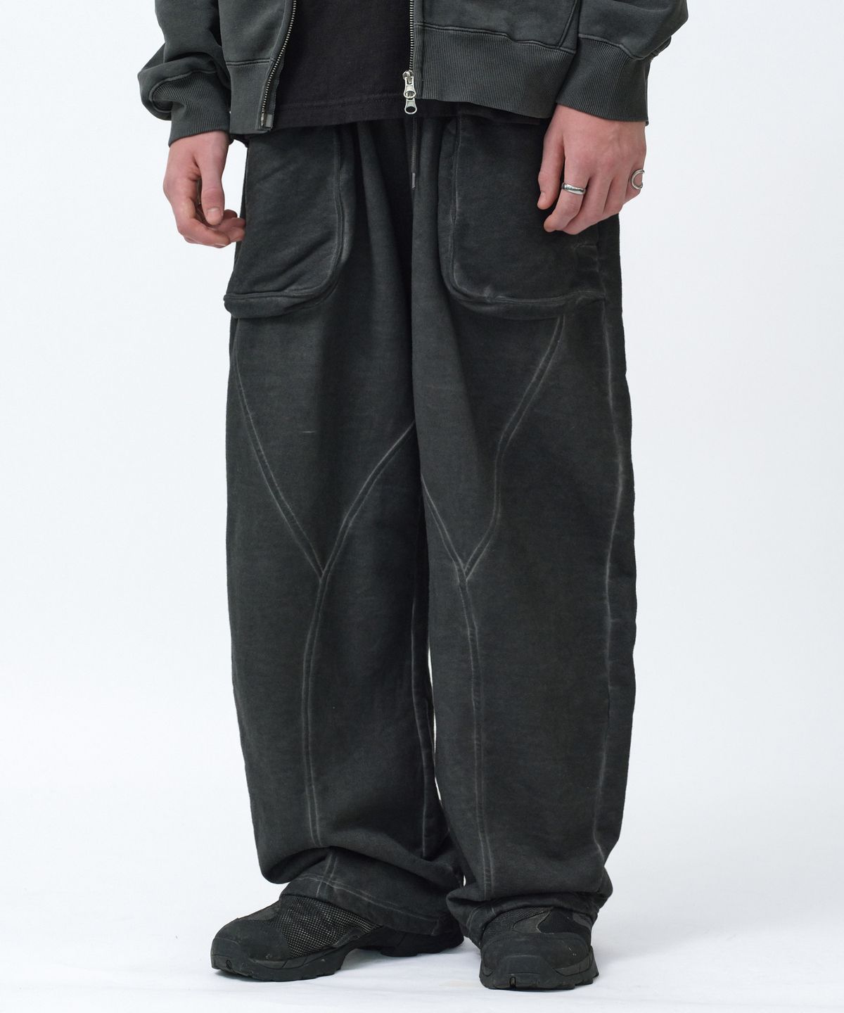 스웨이드(SUADE) CUT OUT SWEAT PANTS [BLACK]