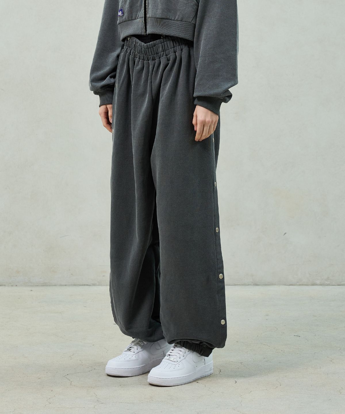 아리킴(ARIKIM) PITA SNAP OFF SWEAT PANTS / CHARCOAL