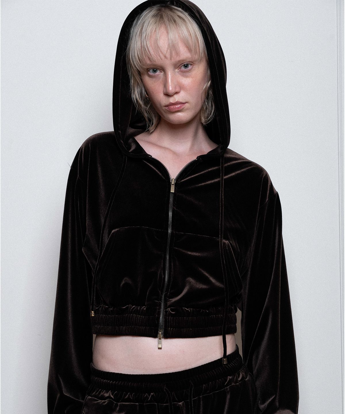 더포르타(THEPORTA) HOTFIX LOGO VELVET HOODIE ZIP-UP, BROWN
