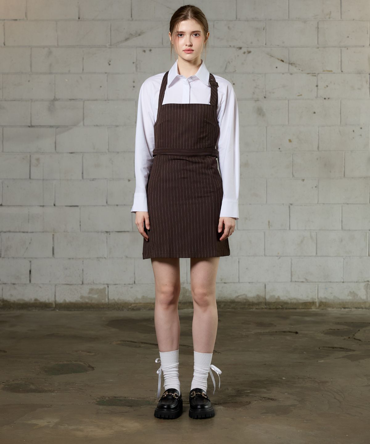 아리킴(ARIKIM) MEOW BUCKLE MINI DRESS / BROWN