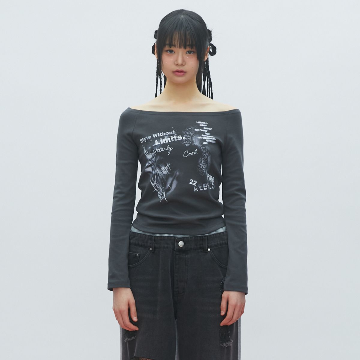 라라폭스(LALAFOX) OFF-SHOULDER PRINTING T-SHIRT 오프숄더 티셔츠 CHARCOAL BQ4CL005