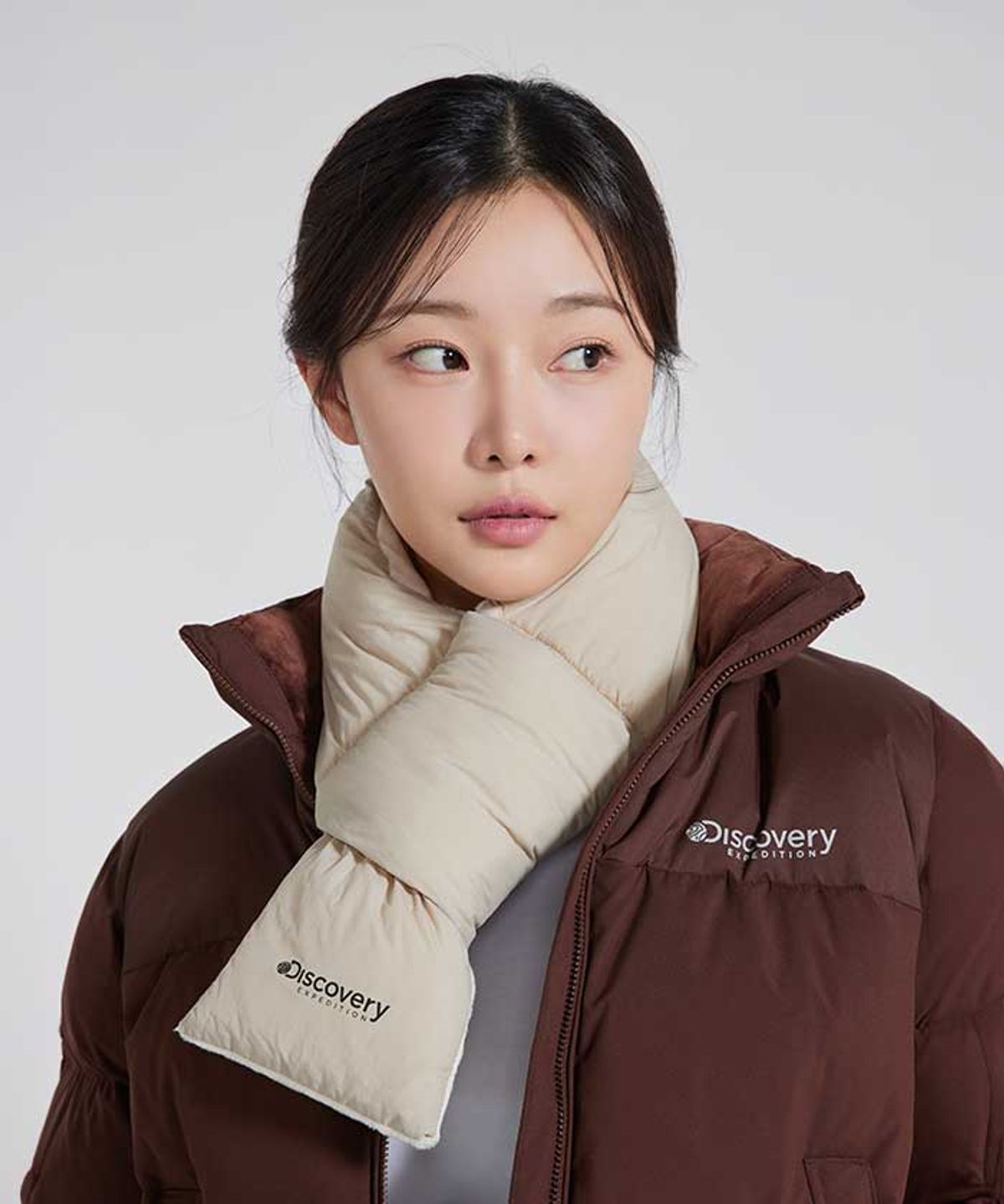 디스커버리 익스페디션(DISCOVERY EXPEDITION) 레스터 로고프린트 패딩 머플러 (BEIGE2)