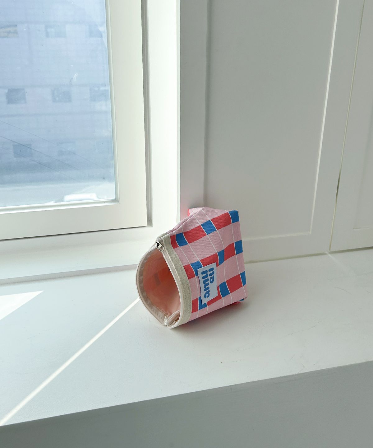 아무이유(AMUEU) 얼음동동 딸기라떼 파우치 ICE DONGDONG STRAWBERRY LATTE POUCH M/L