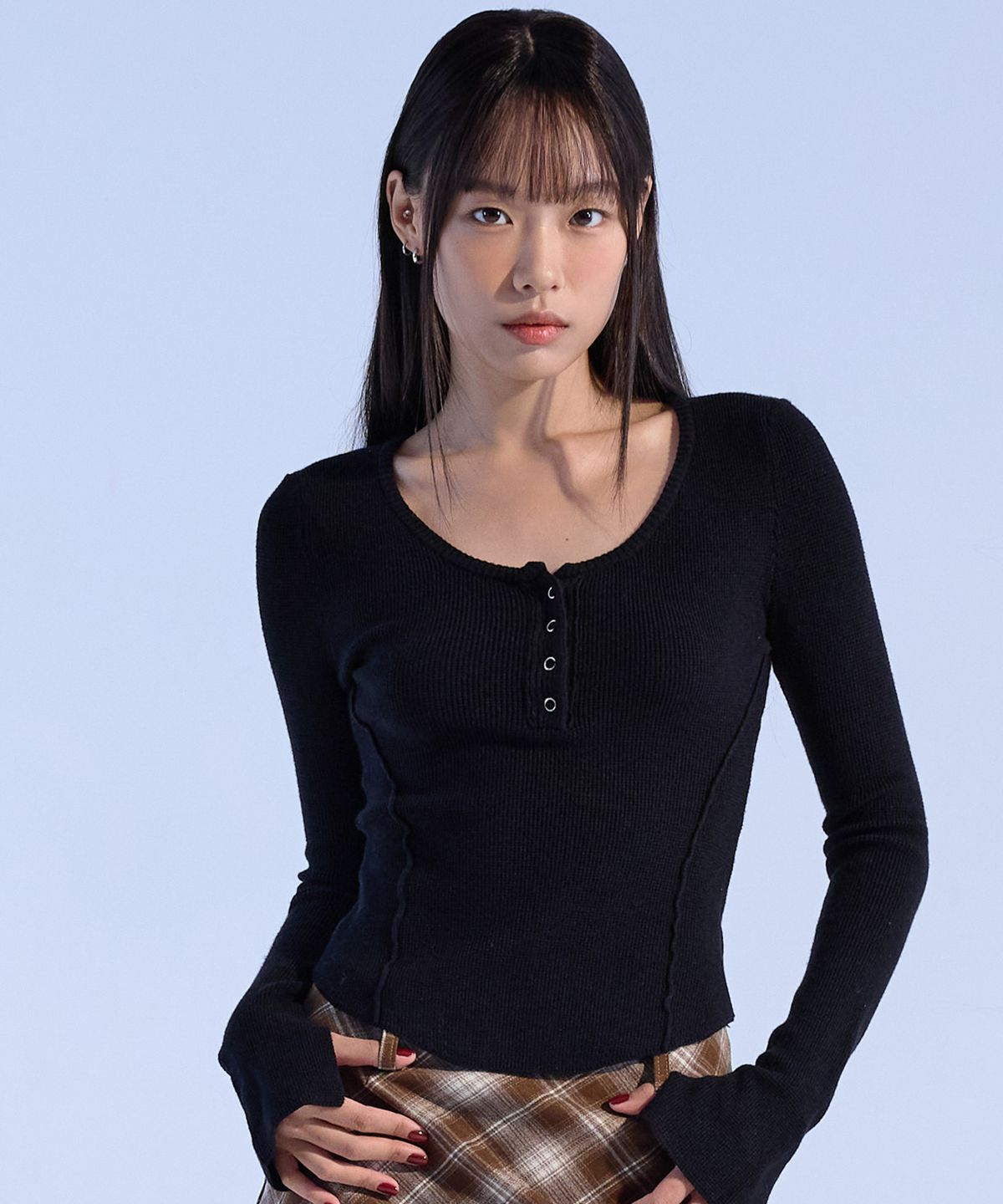모아(MOAA) 심 라인 버튼 니트 (BLACK)