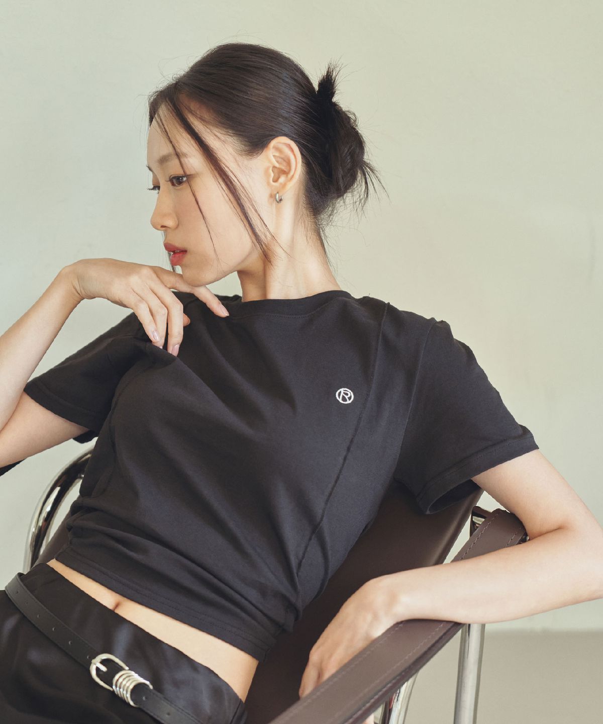 레디(RED.2) 핀턱 로고 자수 반팔 블랙