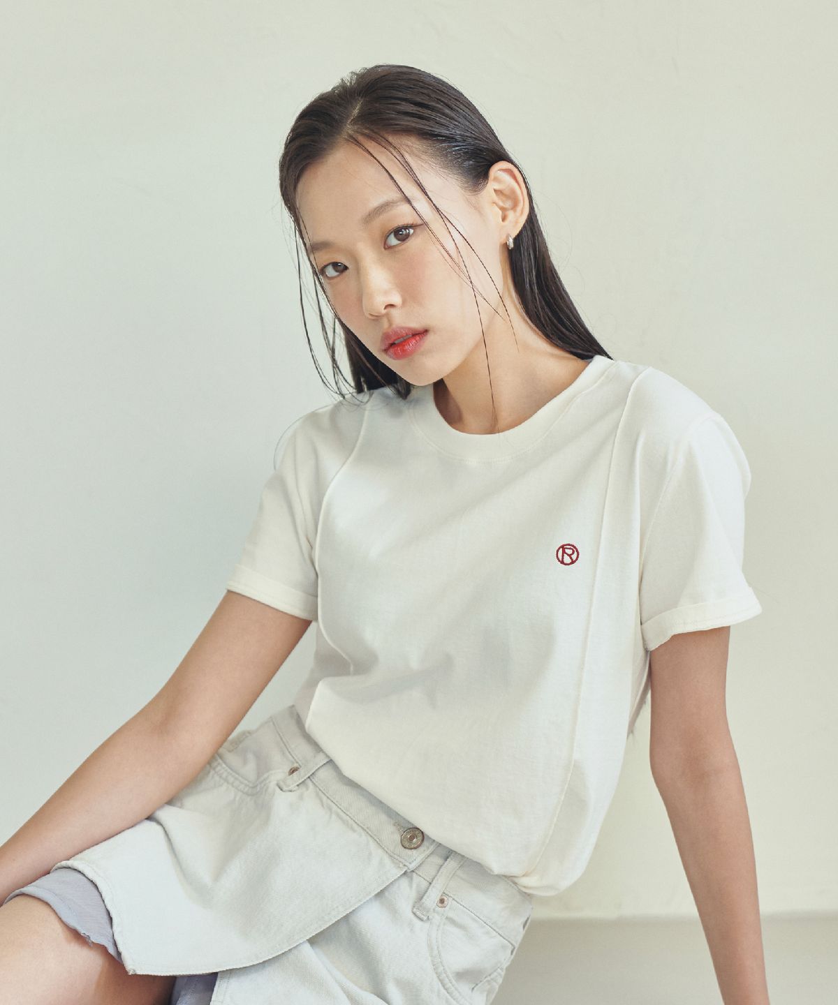 레디(RED.2) 핀턱 로고 자수 반팔 크림