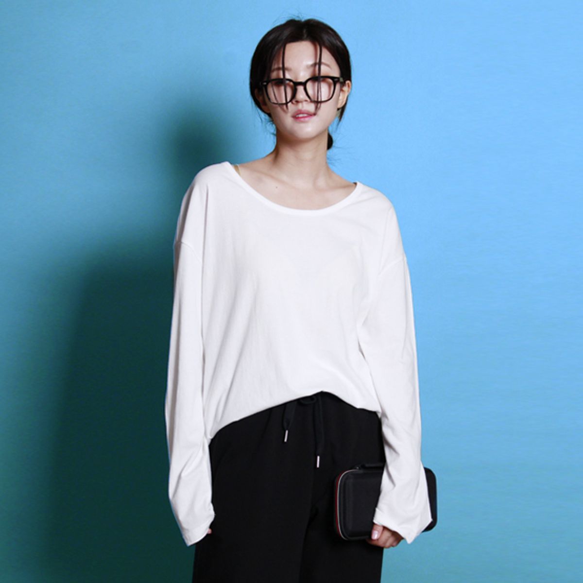 스튜디오235(STUDIO 235) 모달코튼 보이핏 유넥 긴팔 화이트