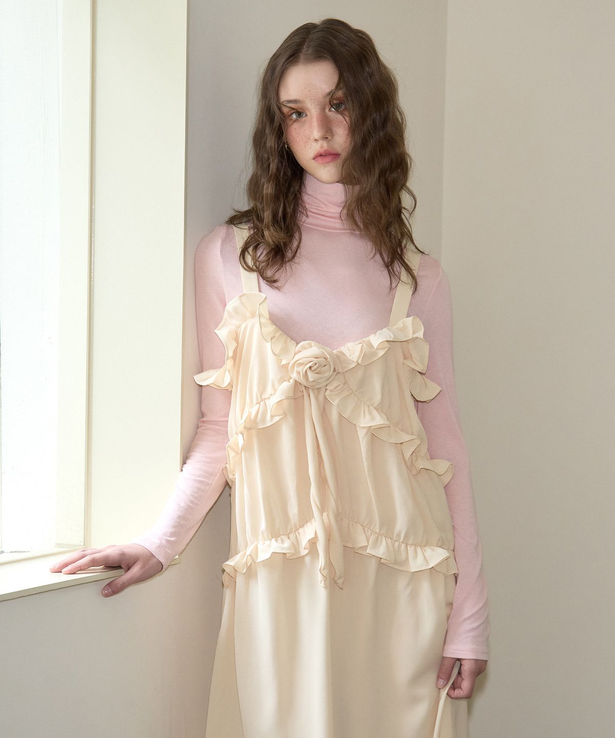 살롱 드 욘(SALON DE YOHN) Corsage Point Ruffle Sleeveless Dress_ Ivory