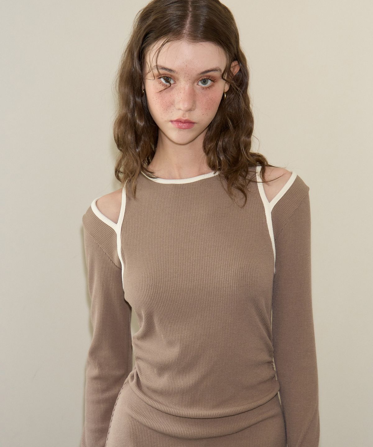 살롱 드 욘(SALON DE YOHN) Line Point Cut-Off Mini Dress_ Brown