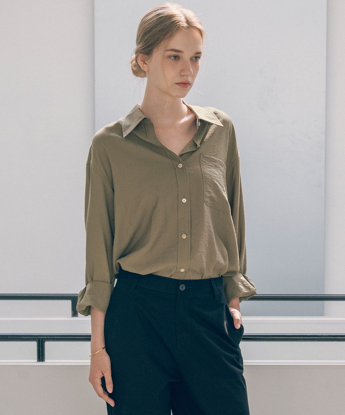 시야쥬(SIYAZU) SITP5160 루즈핏 링클 실키 셔츠_Khaki brown