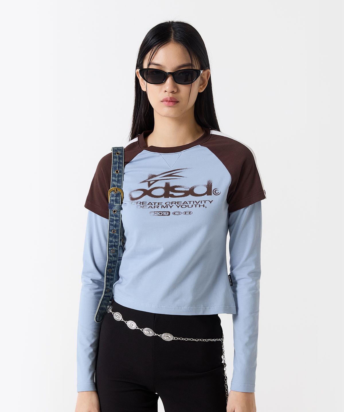 오드스튜디오(ODDSTUDIO) ODSD 래글런 트랙 세미 크롭 티셔츠 - SKY BLUE / BROWN