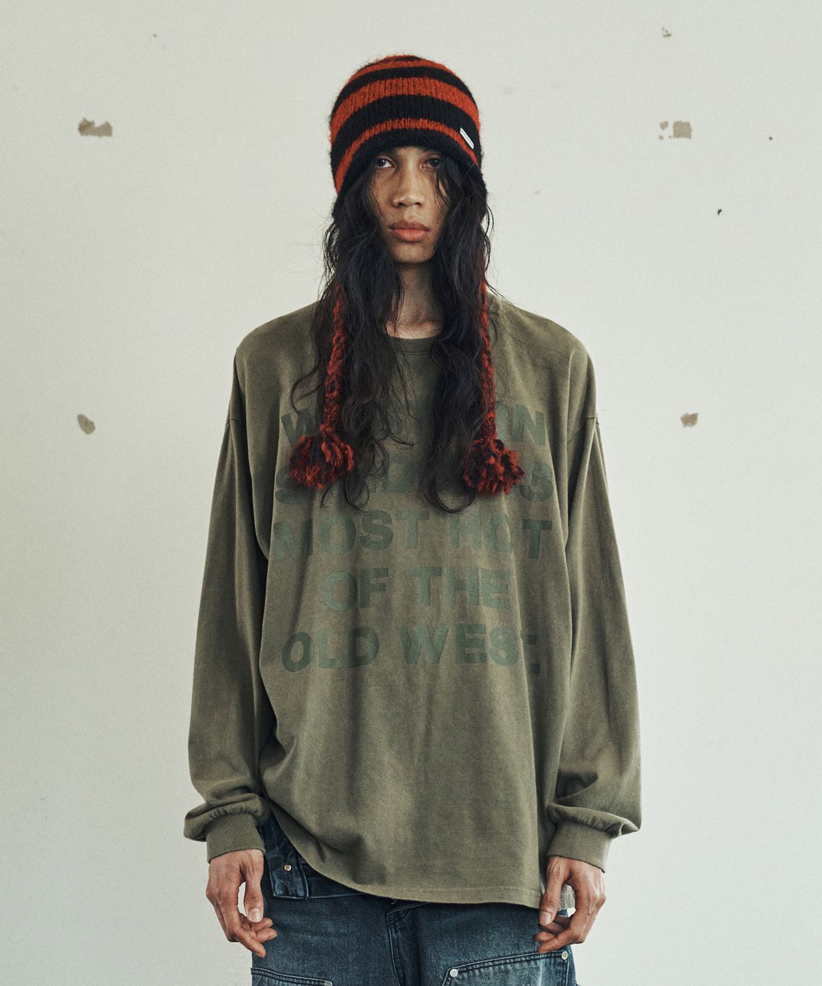 더바이닐하우스(THEVINYLHOUSE) OLD WEST TYPO LS TEE OLIVE