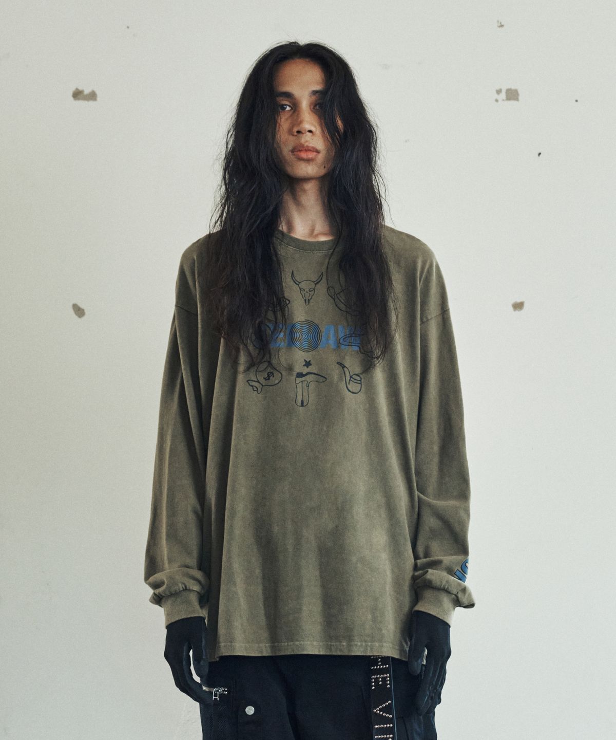 더바이닐하우스(THEVINYLHOUSE) WESTERN SALOON LS TEE OLIVE