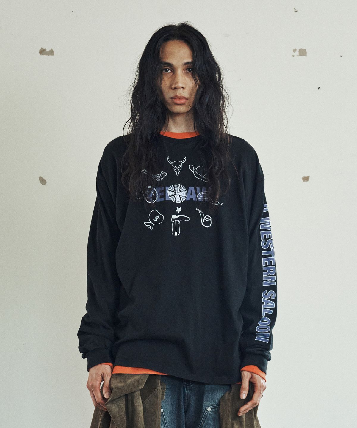 더바이닐하우스(THEVINYLHOUSE) WESTERN SALOON LS TEE BLACK