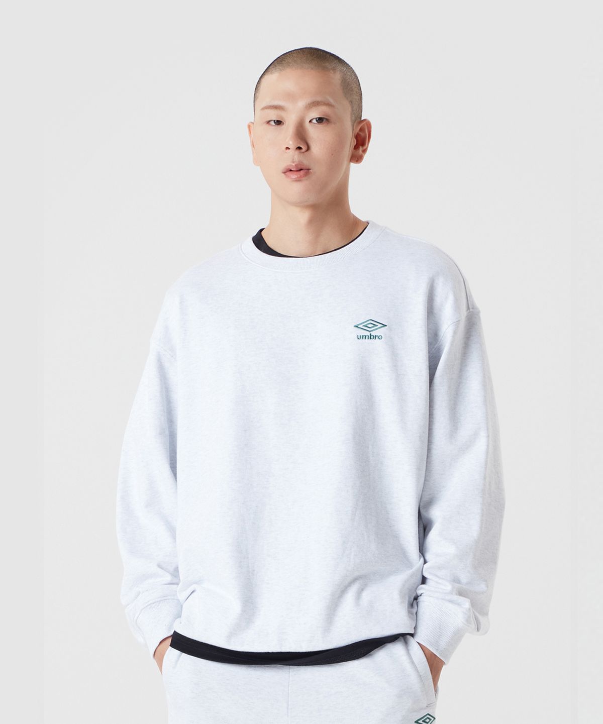 엄브로(UMBRO) 에센셜 스몰로고 맨투맨 화이트(UQ123CFS19)