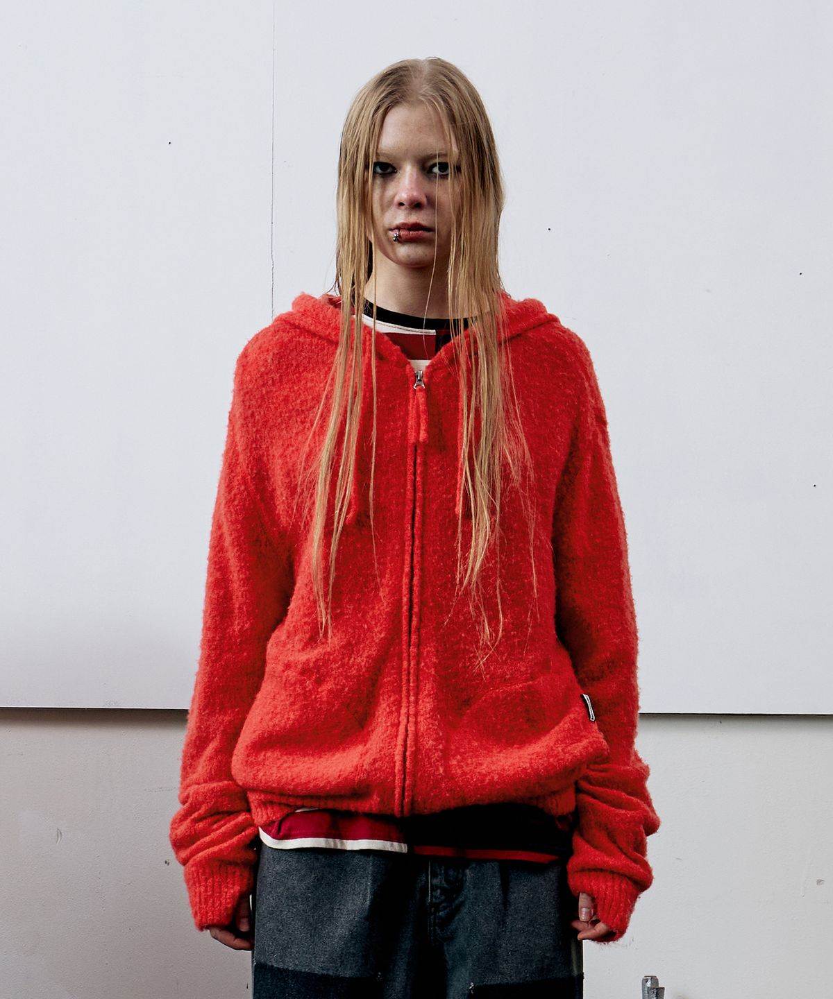 더바이닐하우스(THEVINYLHOUSE) ROUND POCKET KNIT ZIP-UP RED