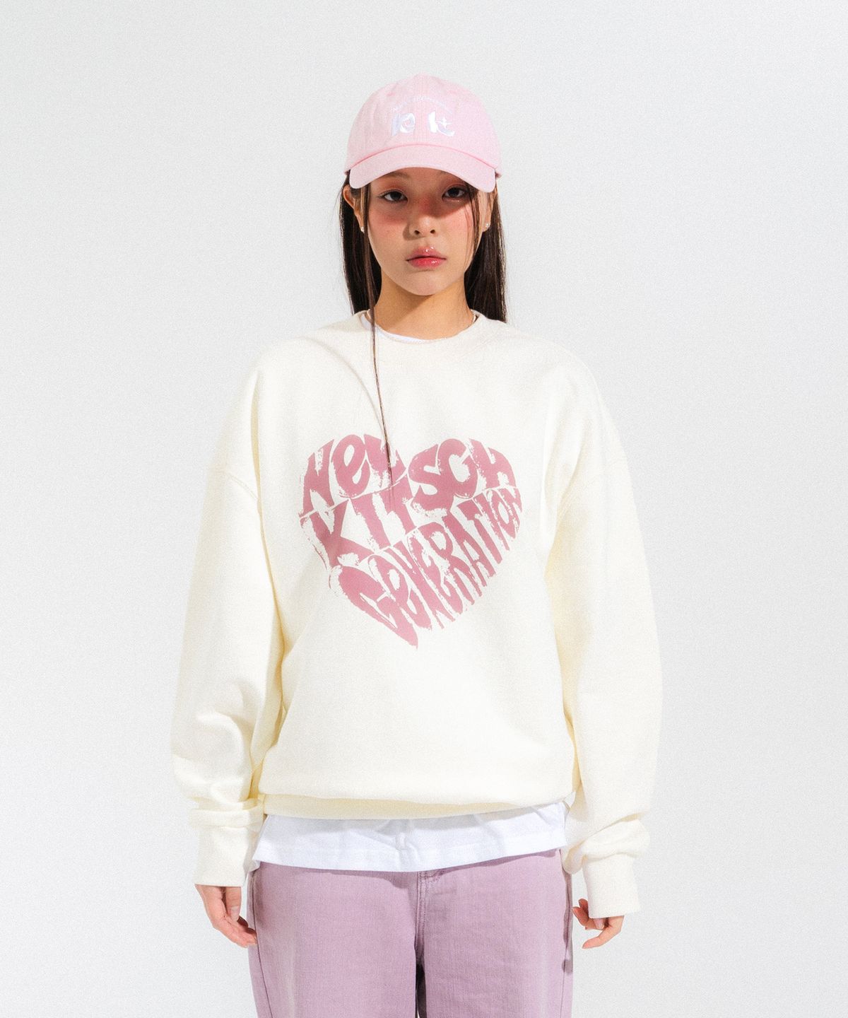 뉴키치(NEWKITSCH) VINT HEART LOGO SWEATSHIRTS (IVORY)