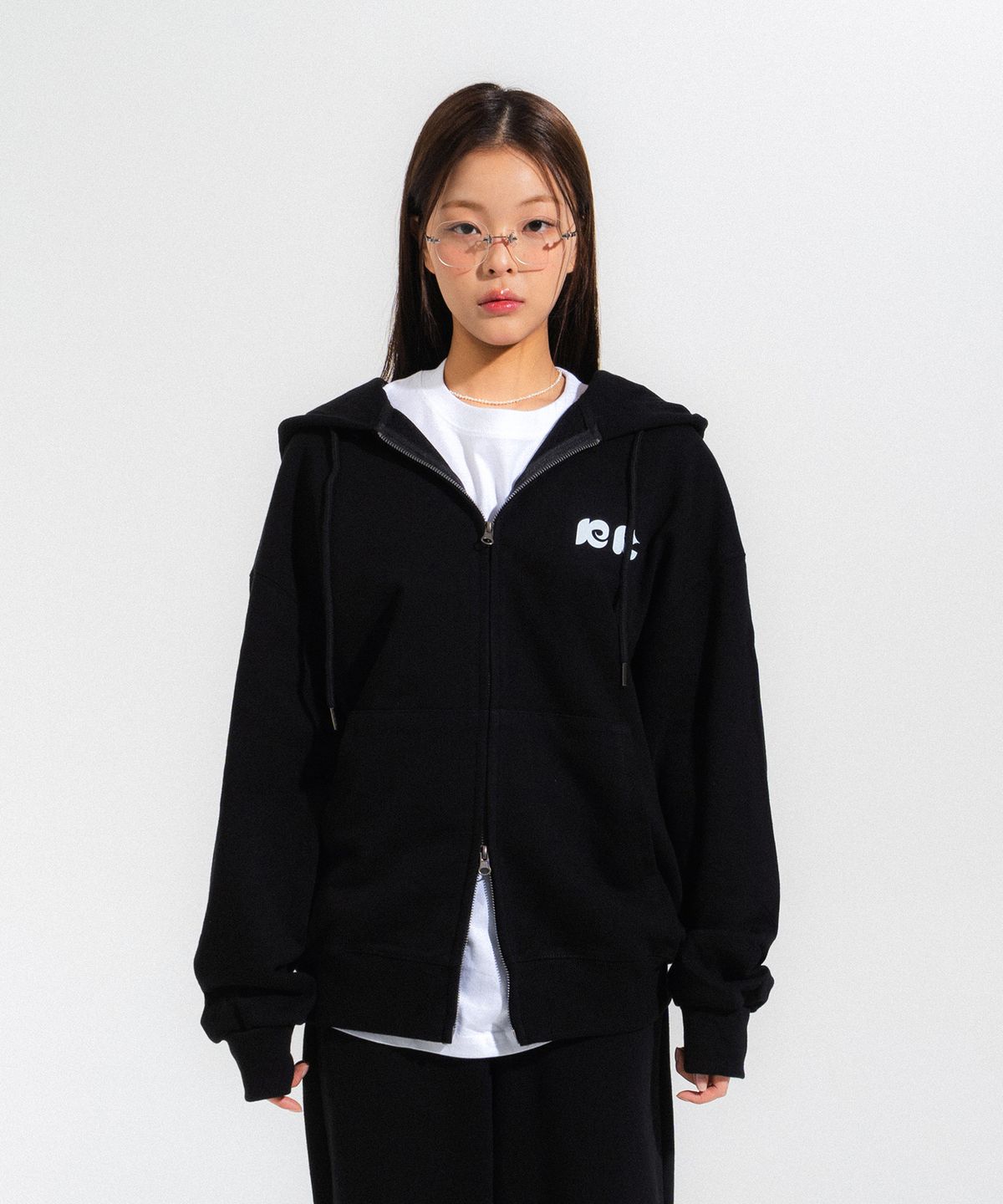 뉴키치(NEWKITSCH) MIGNON LOGO HOOD ZIP-UP (BLACK)
