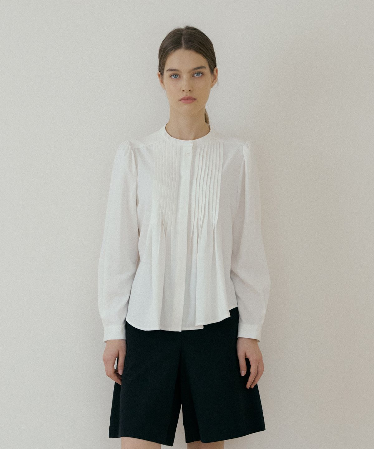 더페니(THE PENNY) PINTUCK RUFFLE BLOUSE - Ivory
