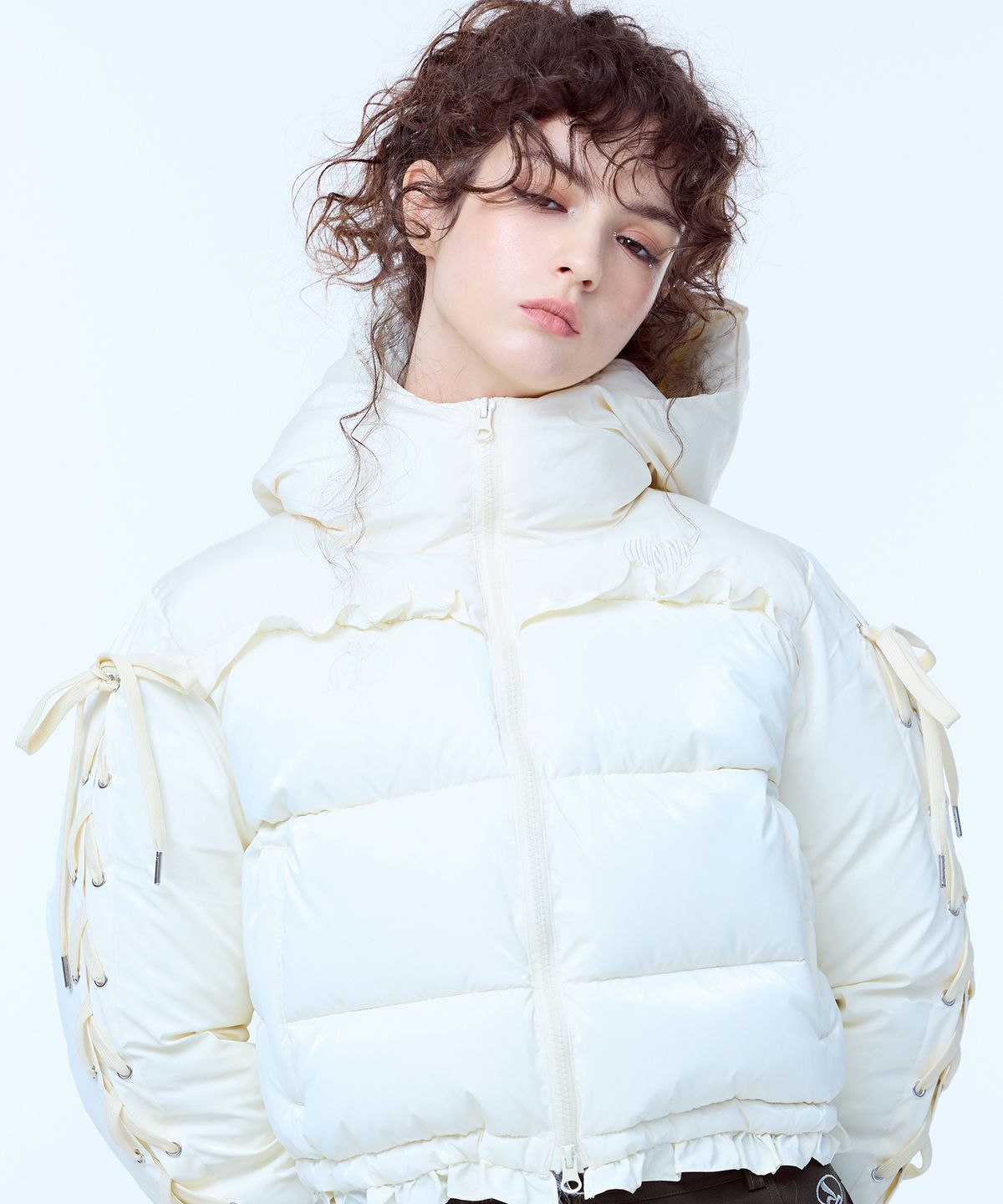러브이즈트루(LUVISTRUE) AM RIBBON FRILL PUFFER JACKET(IVORY)