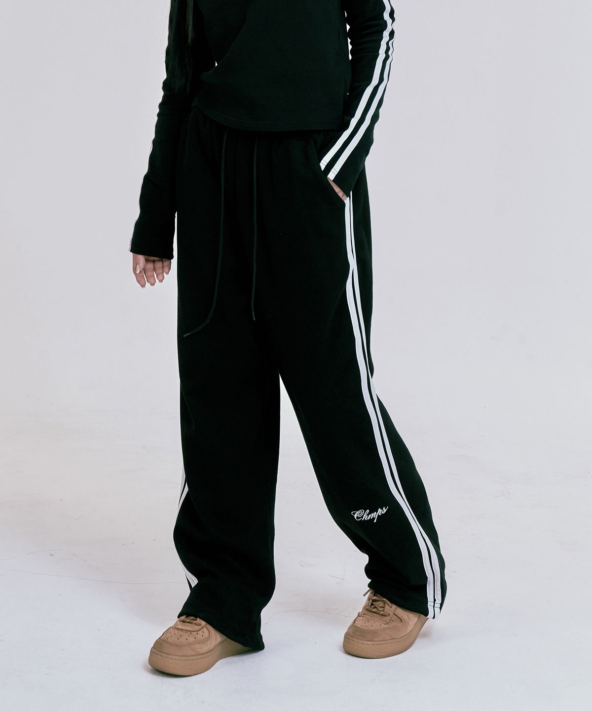 본챔스(BORN CHAMPS) CHMPS 라인 트레이닝 팬츠 B24FB02BK