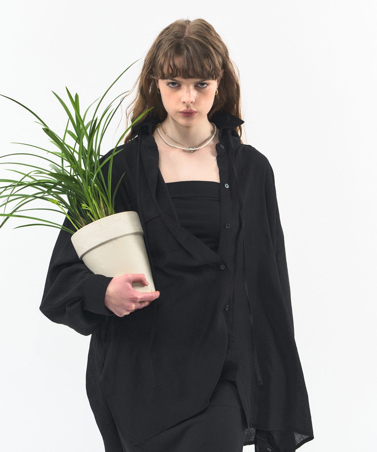 닐라이즈(NEALIZE) Rayon Strap Blouse Black