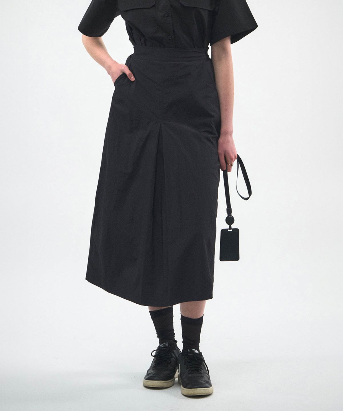 닐라이즈(NEALIZE) Nylon Maxi Skirt Black
