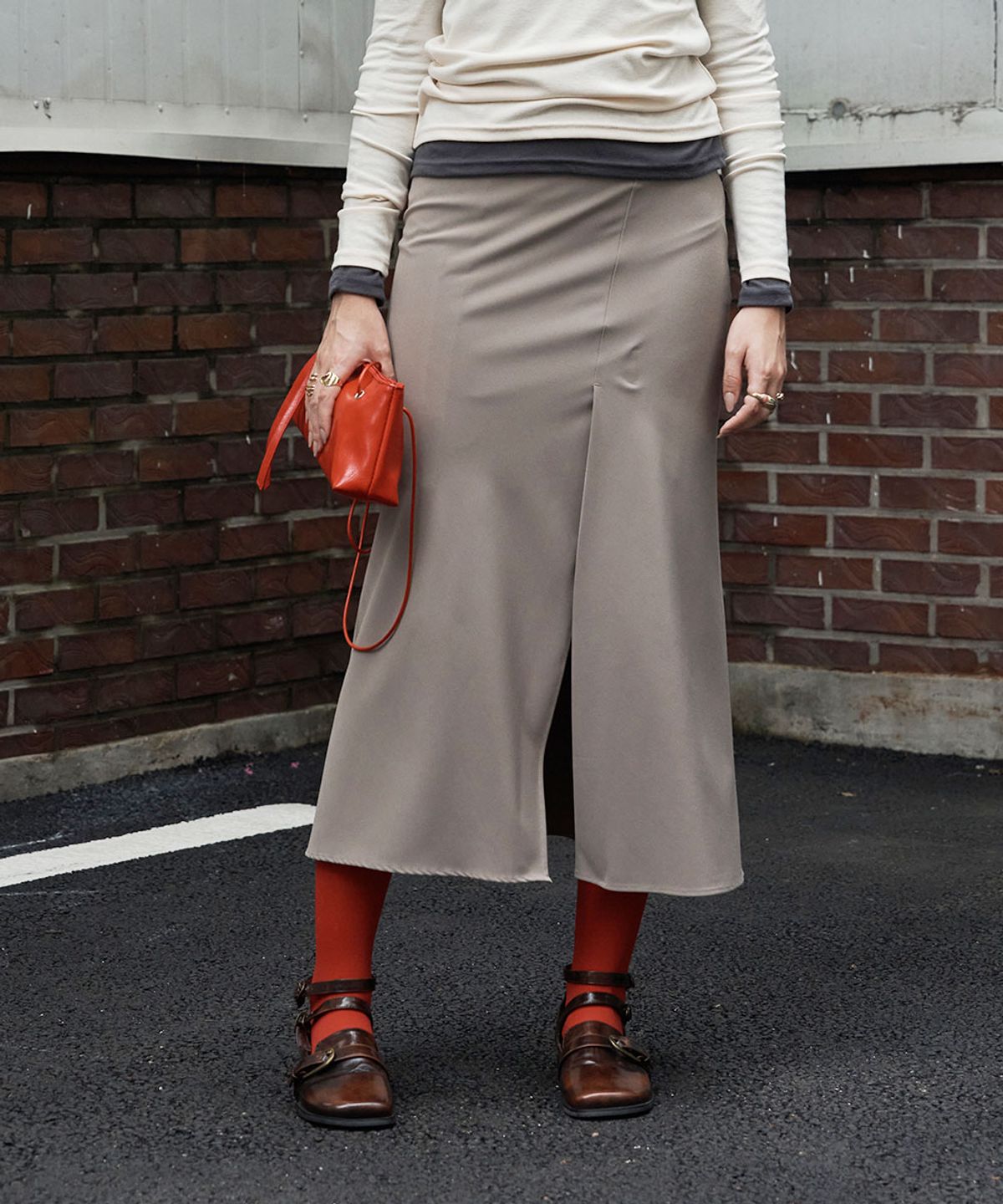 320쇼룸(320SHOWROOM) H-line slit long skirt Khaki beige