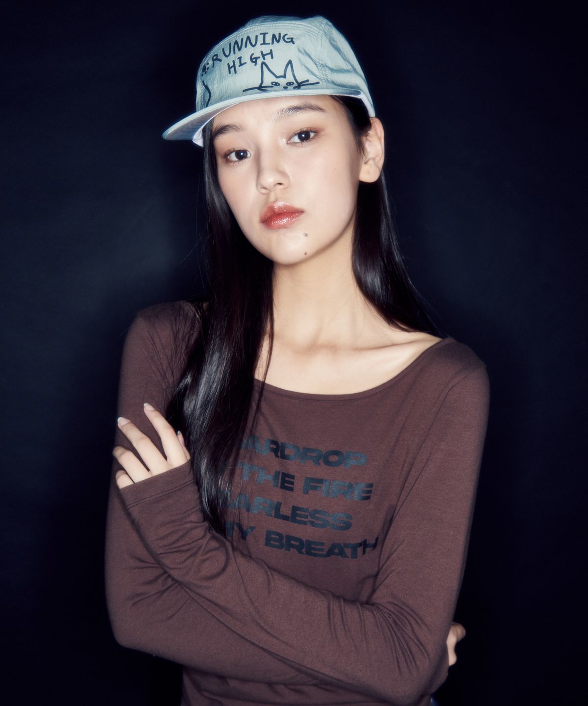 러닝하이(RUNNINGHIGH) 레터링 슬림 L/S 티 [브라운]