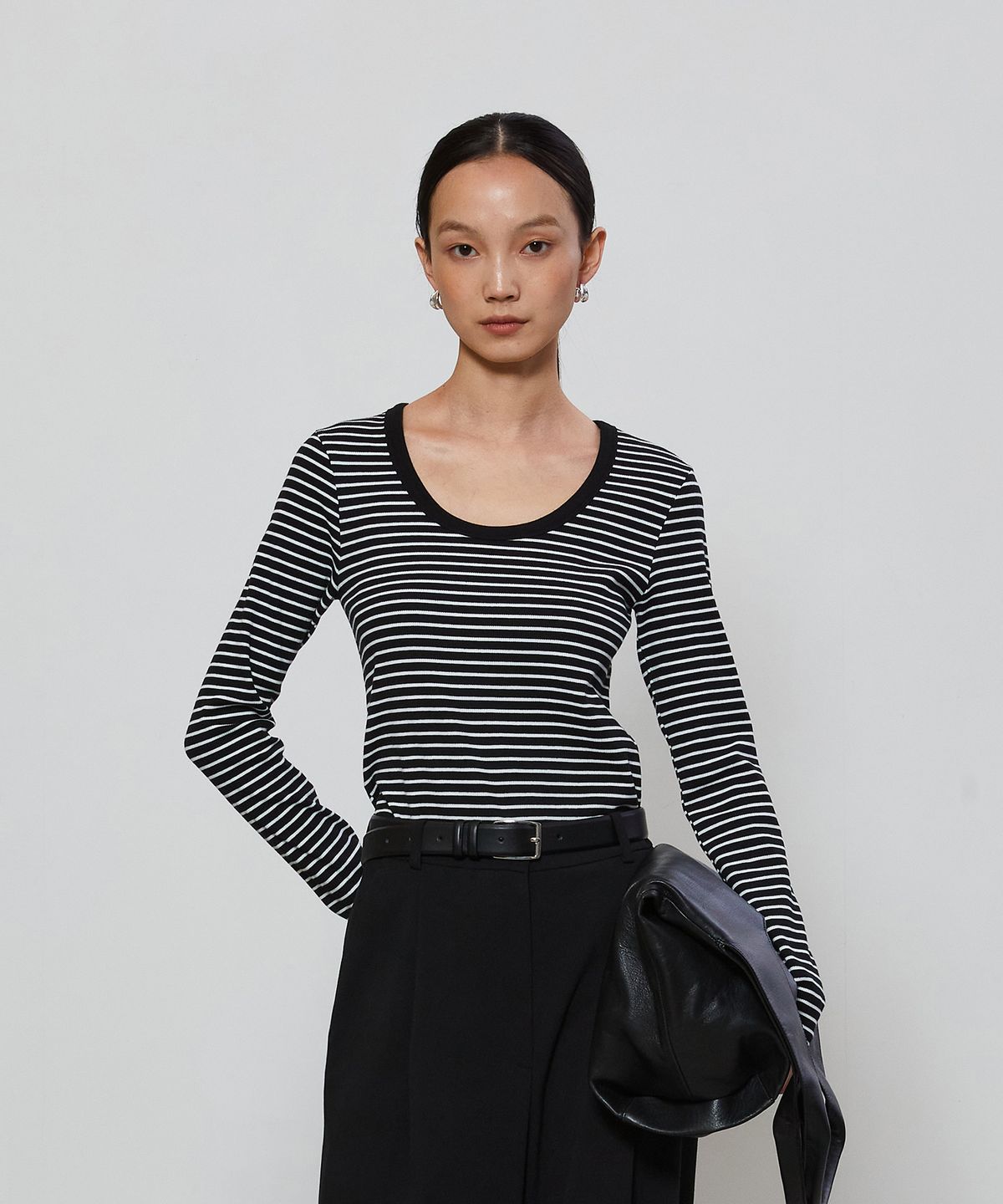 노티아(NOTIA) POINTED U NECK LINE T-SHIRT - BLACK STRIPE