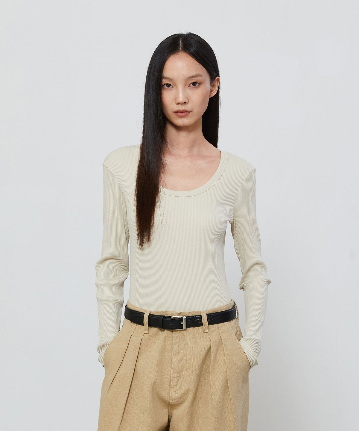 노티아(NOTIA) POINTED U NECK LINE T-SHIRT - LIGHT BEIGE