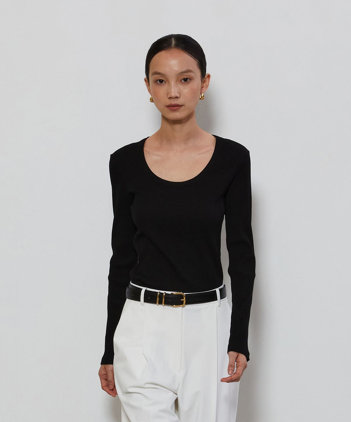 노티아(NOTIA) POINTED U NECK LINE T-SHIRT - BLACK