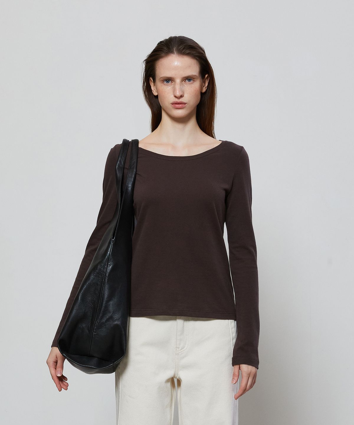 노티아(NOTIA) SOFT WIDE NECK T-SHIRTS - BROWN