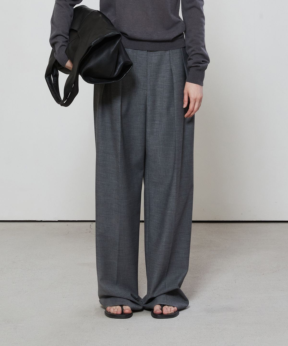 노티아(NOTIA) ESSENTIAL WIDE FIT TWO TUCK SLACKS - CHARCOAL