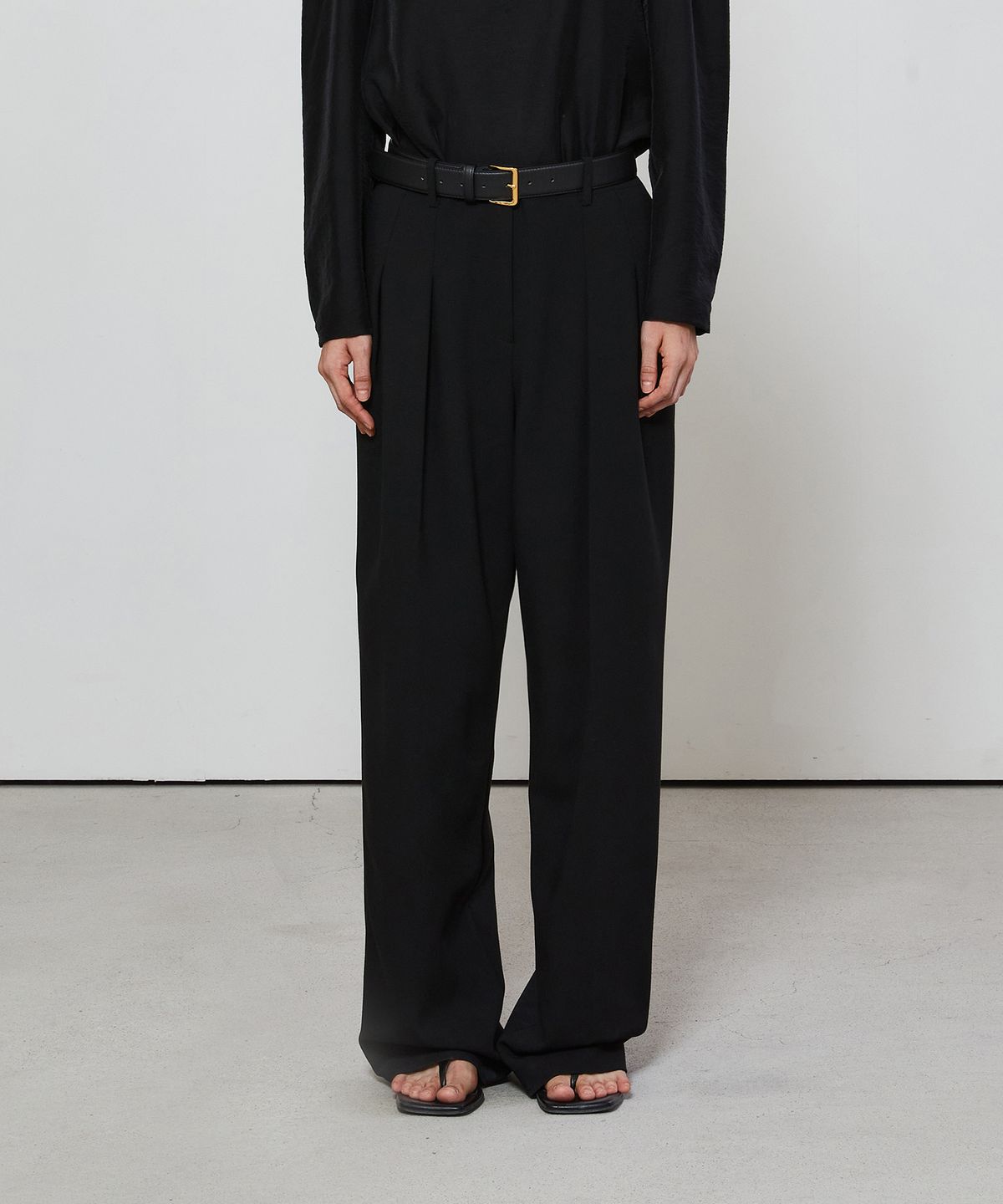 노티아(NOTIA) ESSENTIAL WIDE FIT TWO TUCK SLACKS - BLACK